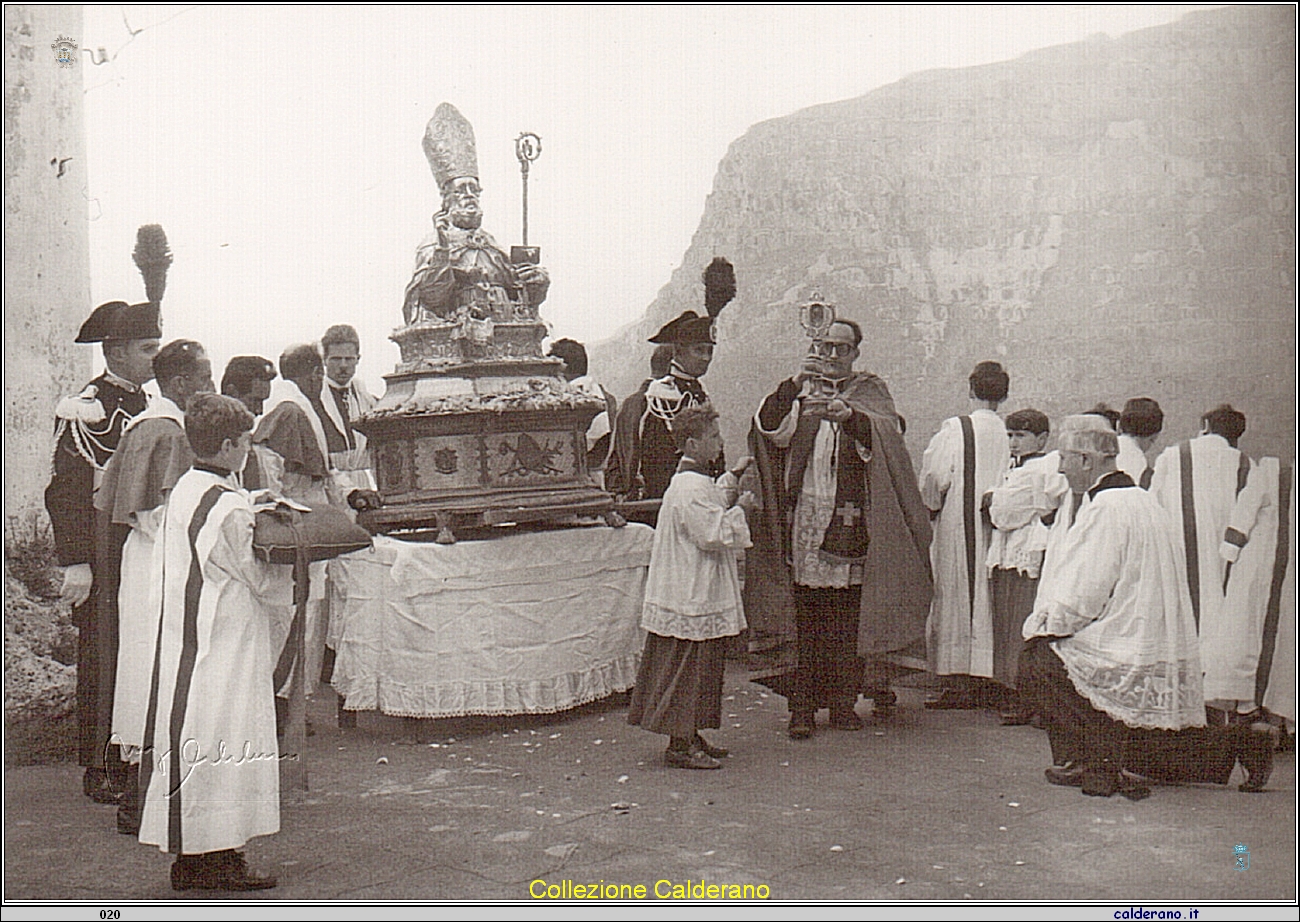 Benedizione alla Pietra del Sole durante la Processione di San Biagio 1968.jpg