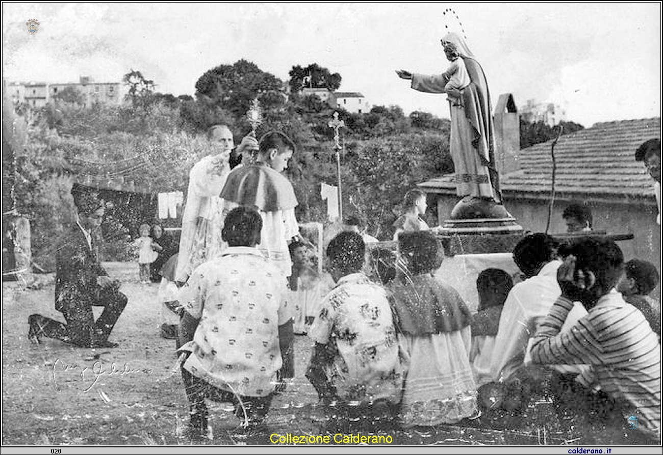 Benedizione di Padre Salerno alla Processione della Madonna delle Grazie di Fiumicello 1961.jpg