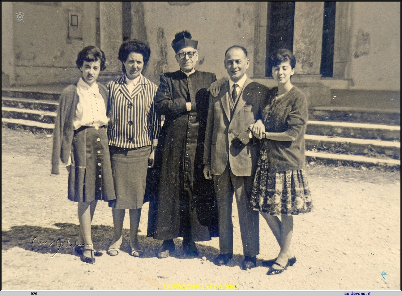 Il Colonnello Bernacca con la famiglia e Don Domenico Dammiano al Castello - settembre 1962.jpg