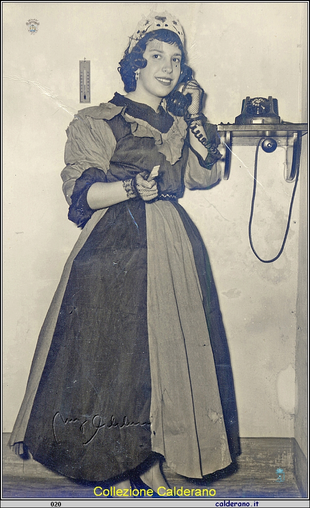 Maria Emilia mascherina al telefono.jpg