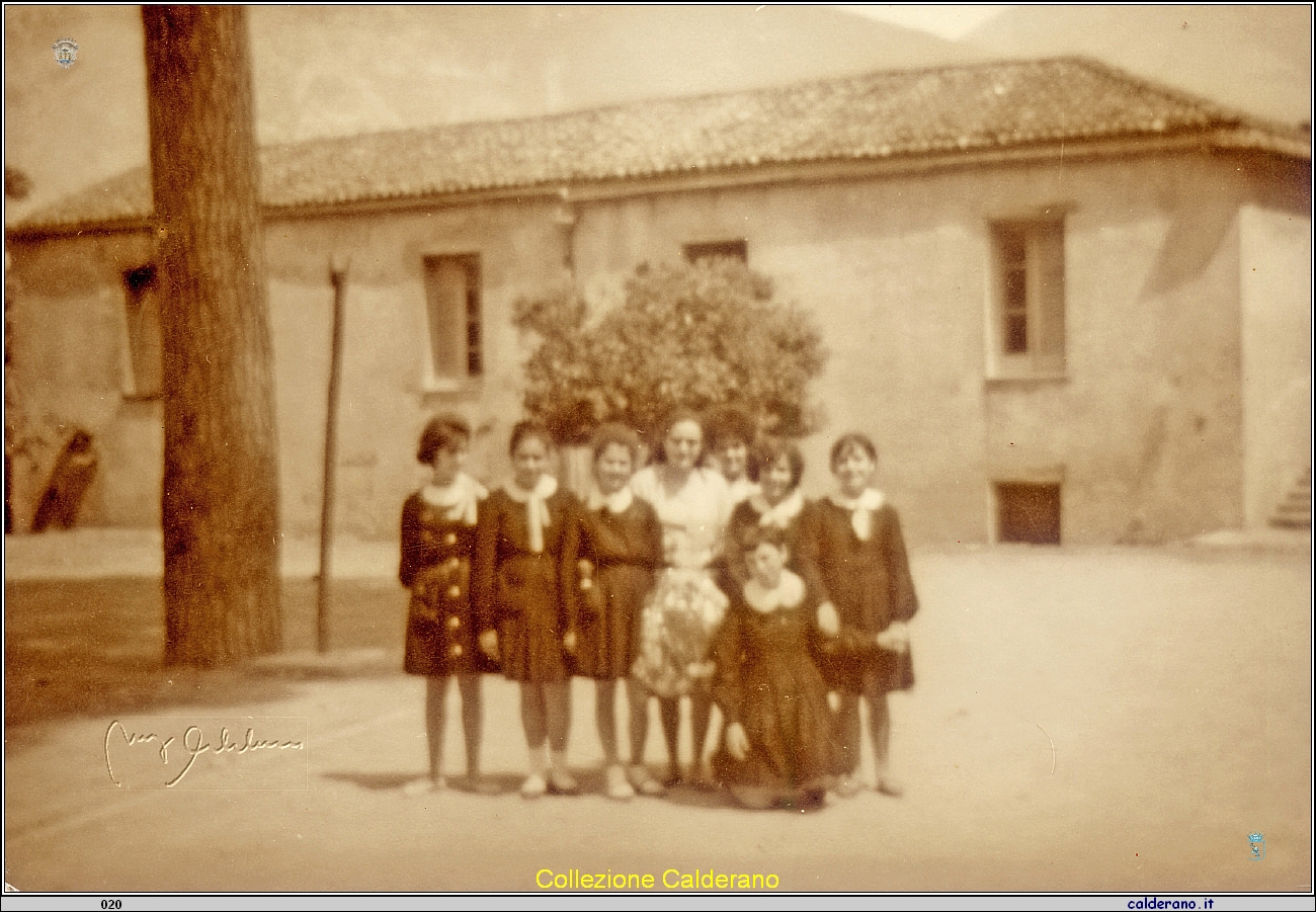 Nel giardino della scuola media 1961 06.jpg