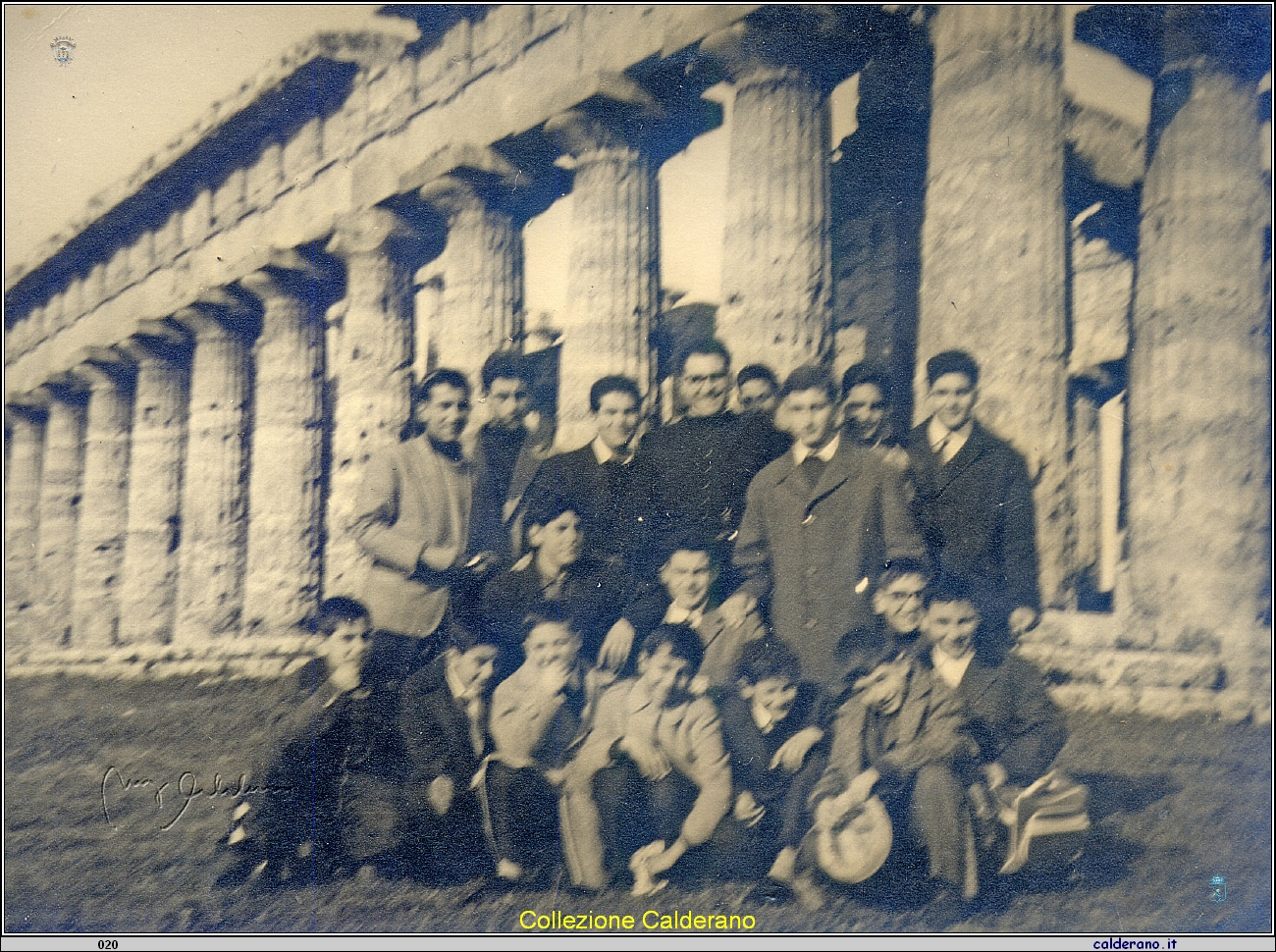 Padre Cerracchio a Paestum con i ragazzi dell'Azione Cattolica.jpg