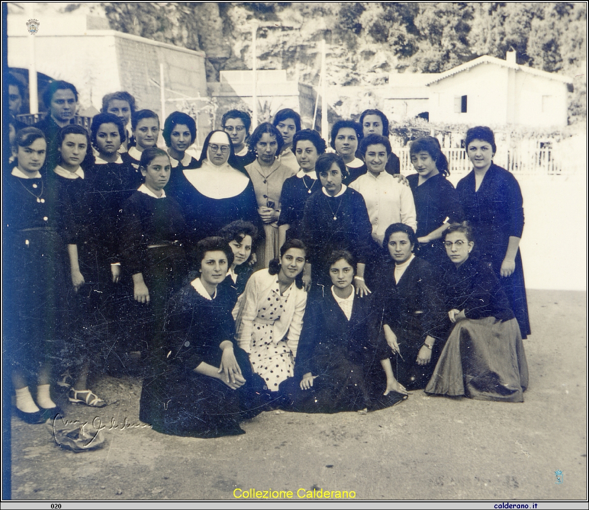 Studentesse del De Pino alla stazione.jpg