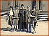 Il Colonnello Bernacca con la famiglia e Don Domenico Dammiano al Castello - settembre 1962.jpg