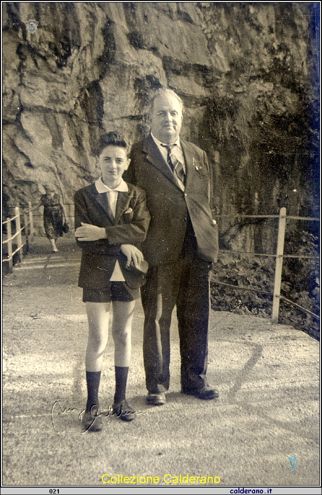 Emanuele Labanchi e il Nonno Biagio Schettino a Pertosa 19 settembre 1963.jpg