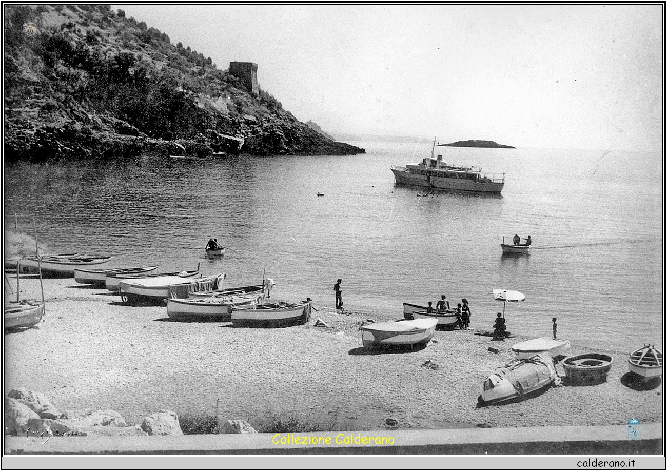 Il Porto 1962 con la motobarca Blue Arrow.jpg