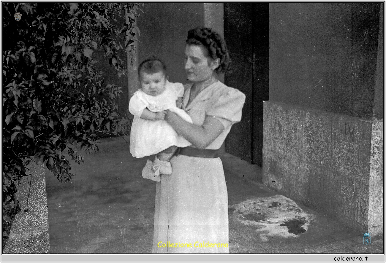 Maria De Biase Maestri con la figlia Angioletta.jpg