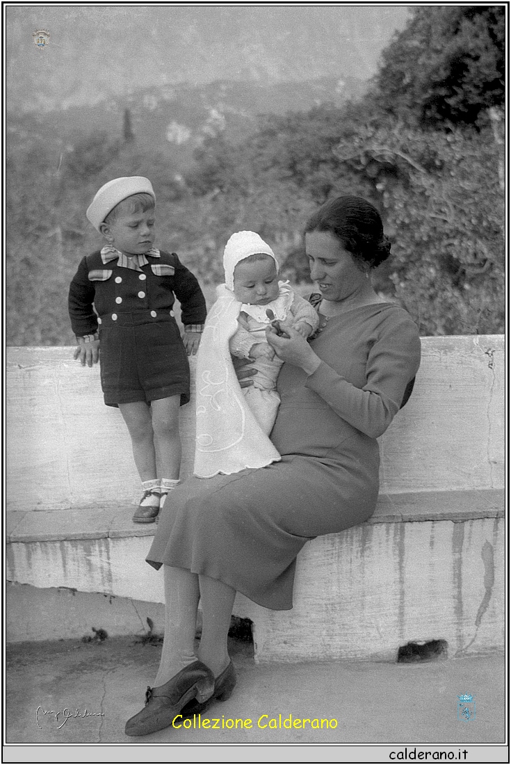 Maria Maestri in terrazzo con i figli.jpg