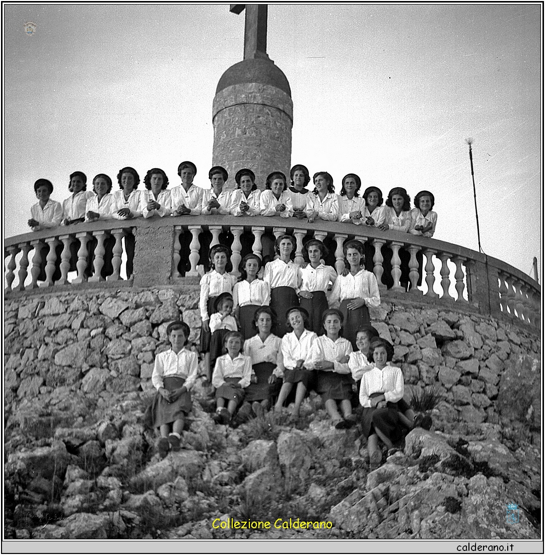 Signorine dell'Azione Cattolica alla Croce del Castello.jpg