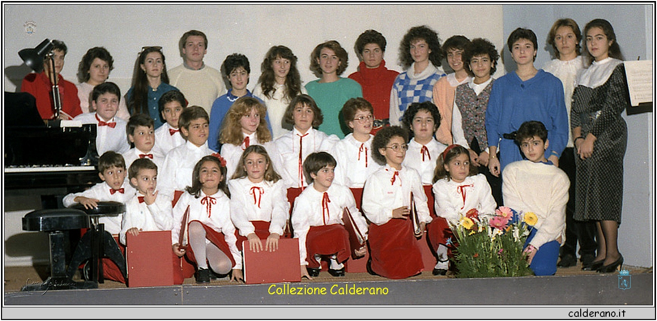 Allievi e Coro della scuola Santina De Carolis di Marirosa Schettino1985.jpg