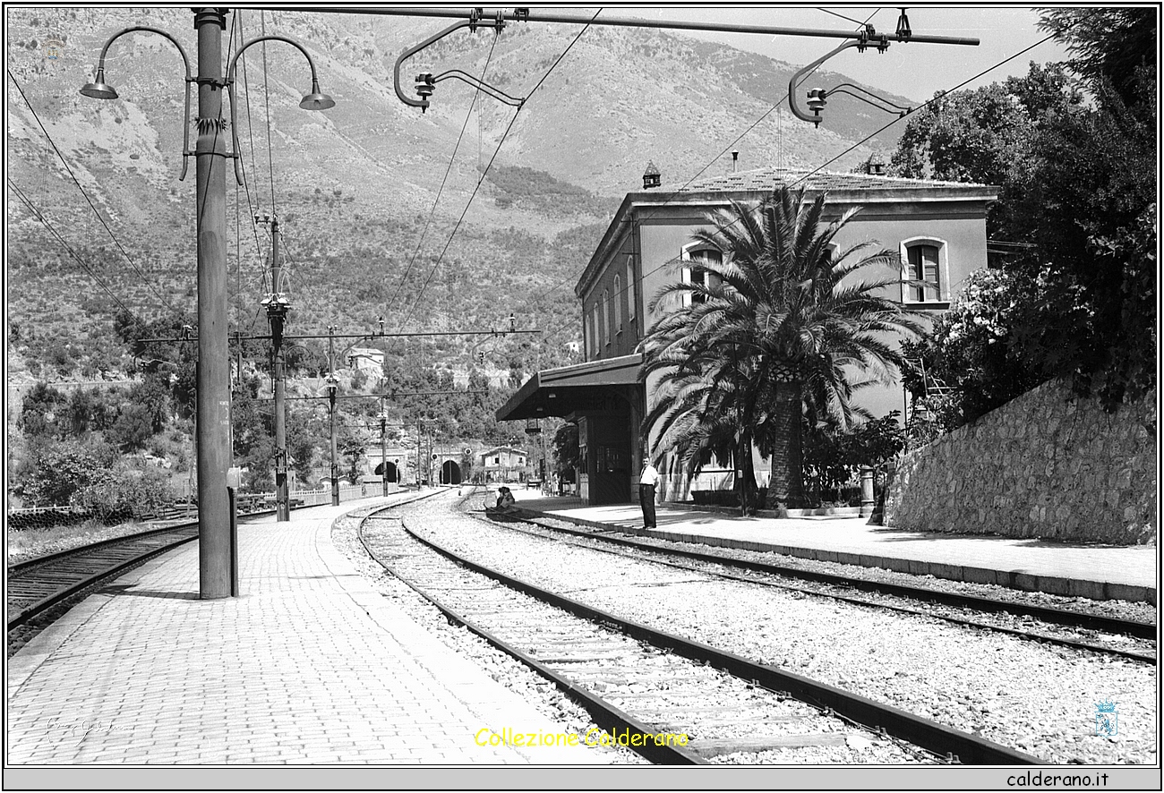 La prima stazione ferroviaria di Maratea.jpg