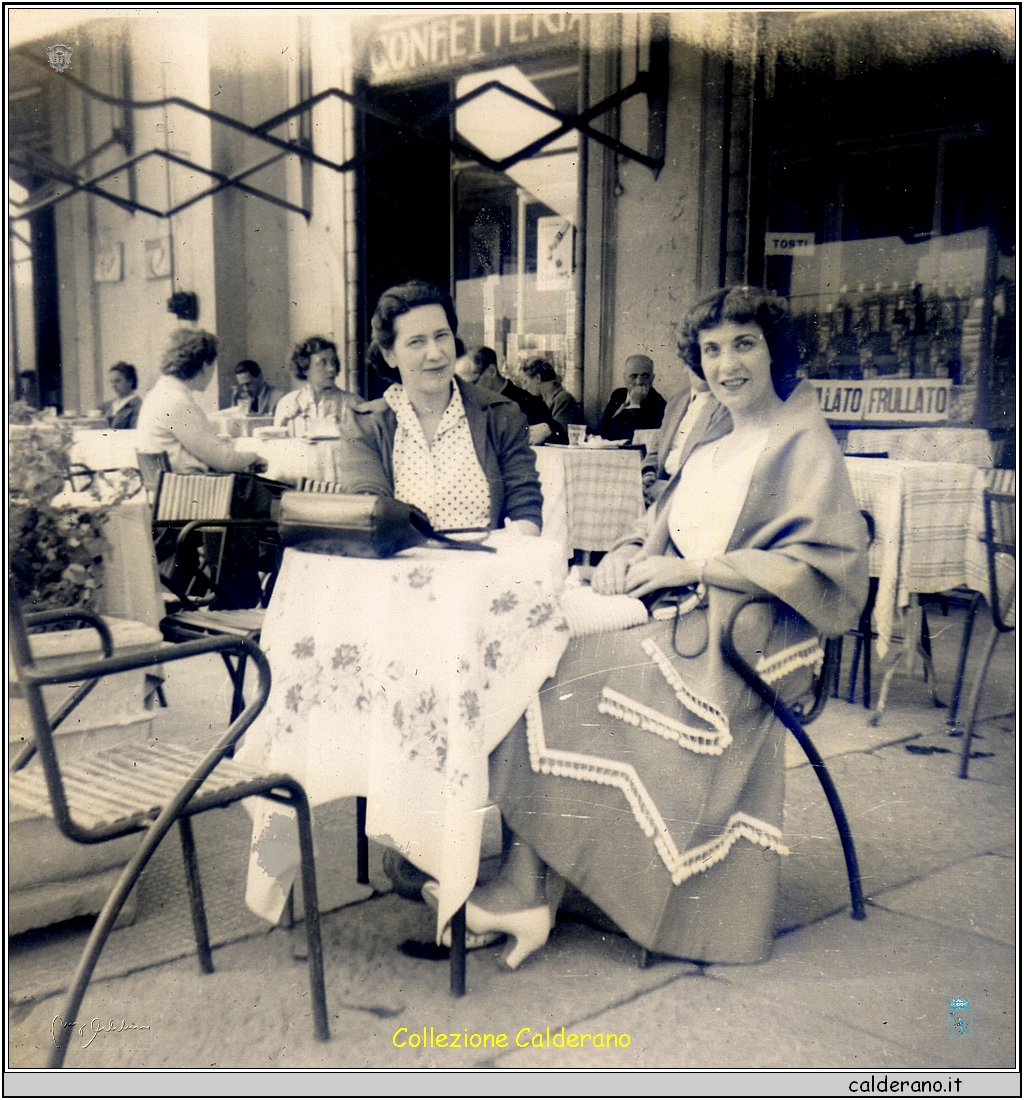 Rosy Cafiero Liberatore al bar con la cugina a Milano.jpg