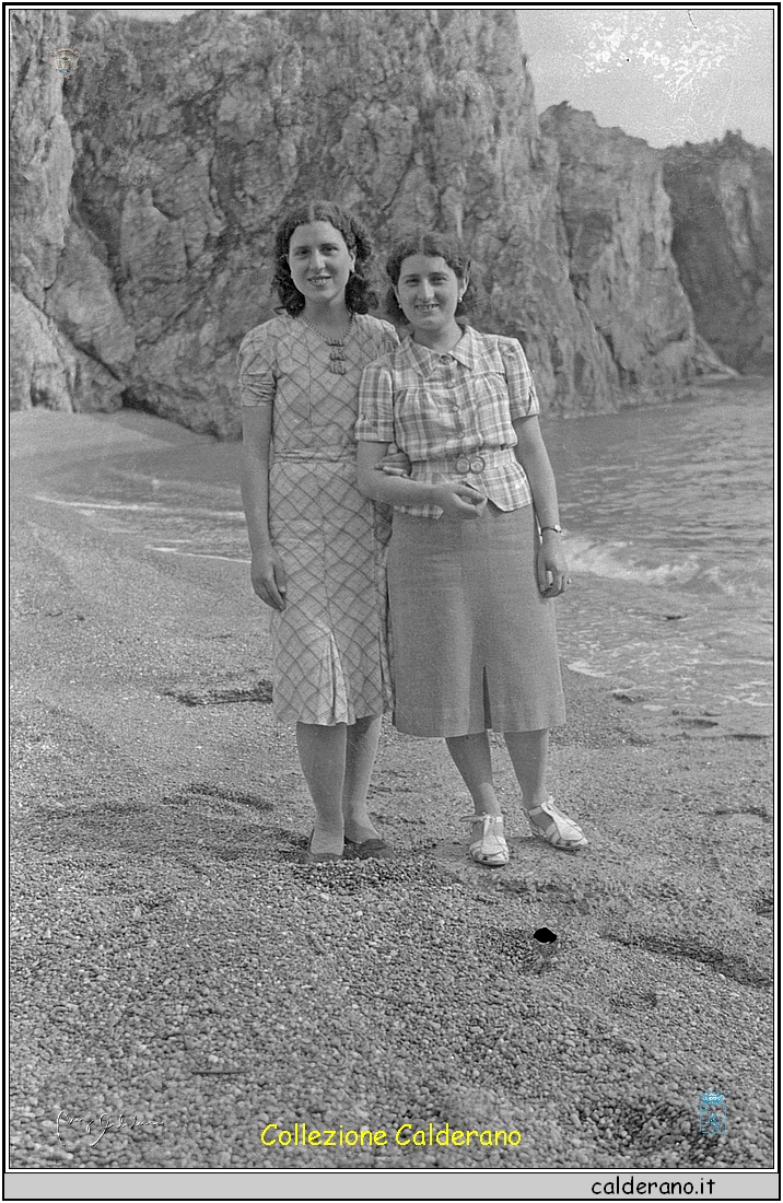 Sulla spiaggia Ines e Maria.jpg