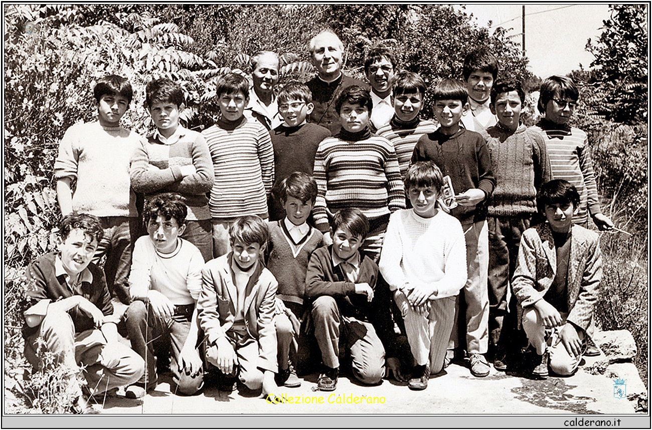 Alunni di Scuola Media con Padre Giuseppe Canfora.jpg