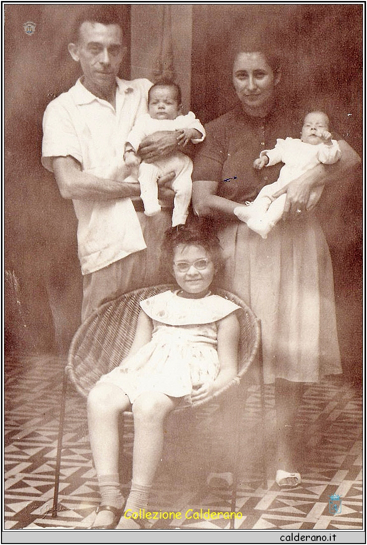 Felice Zaccaro e Angelina Limongi con i figli.jpg