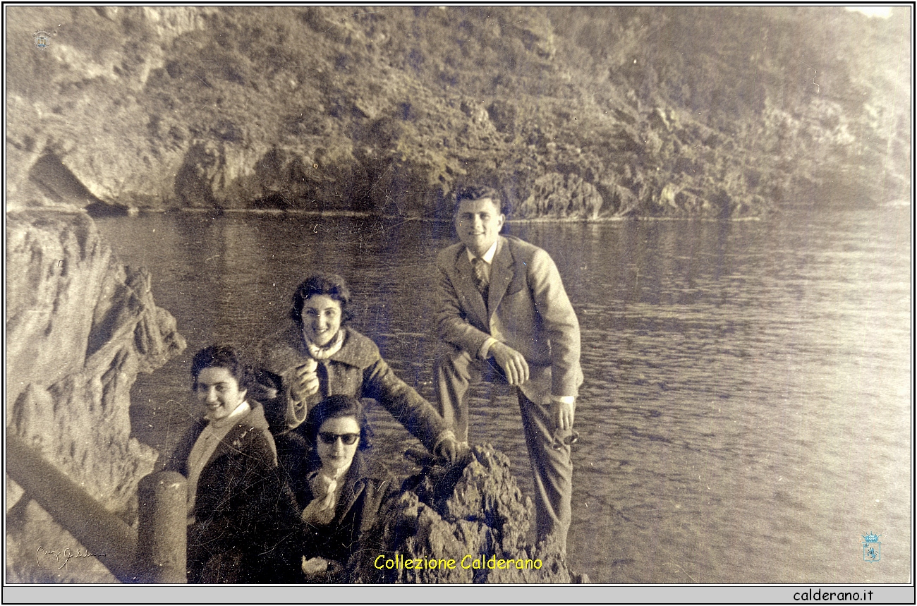 Giuseppe Santoro e Lidia Del Viscio al Porto con altre insegnanti 1959.jpg