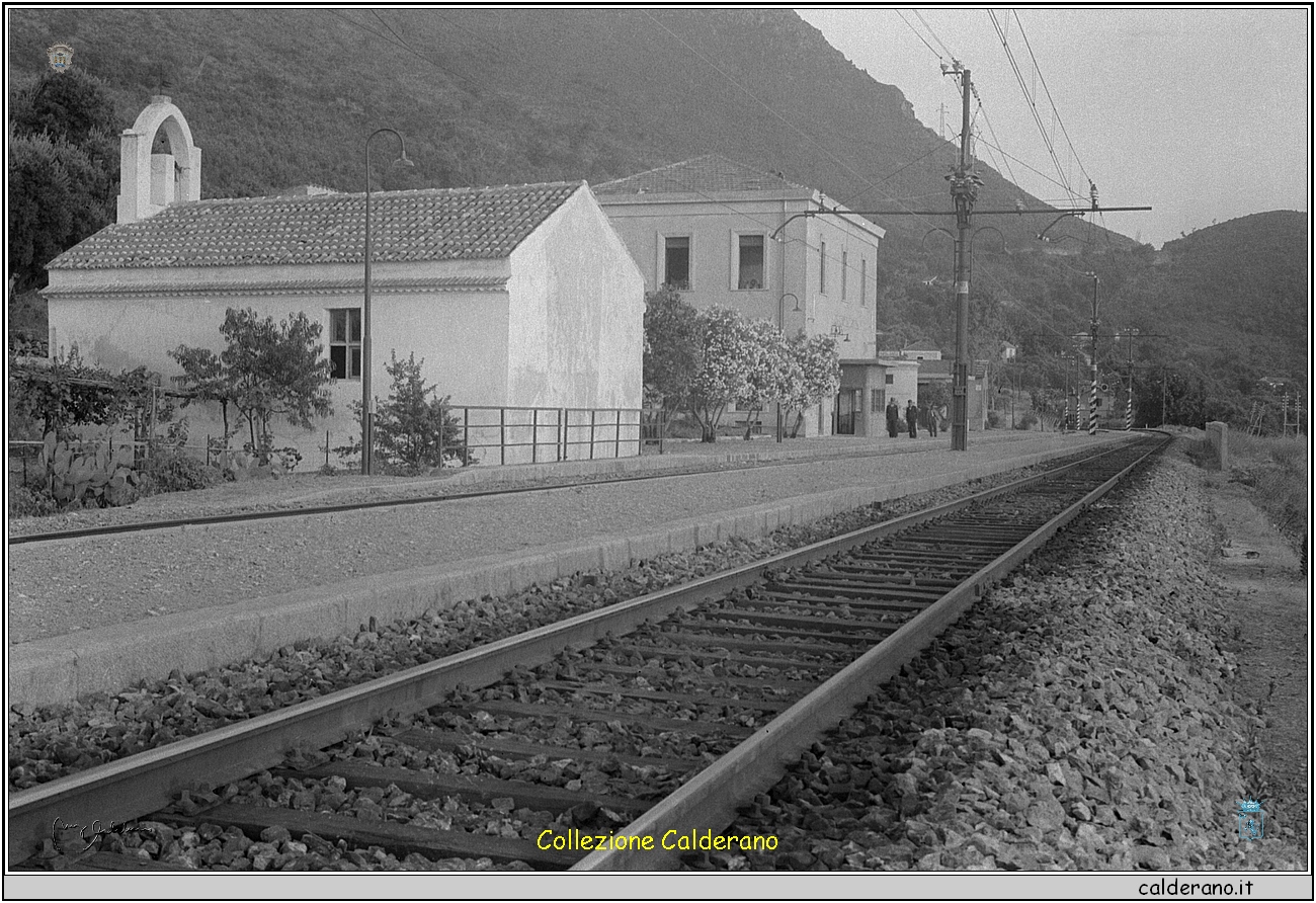 La chiesa di Santa Teresa a Marina con la stazione.jpg