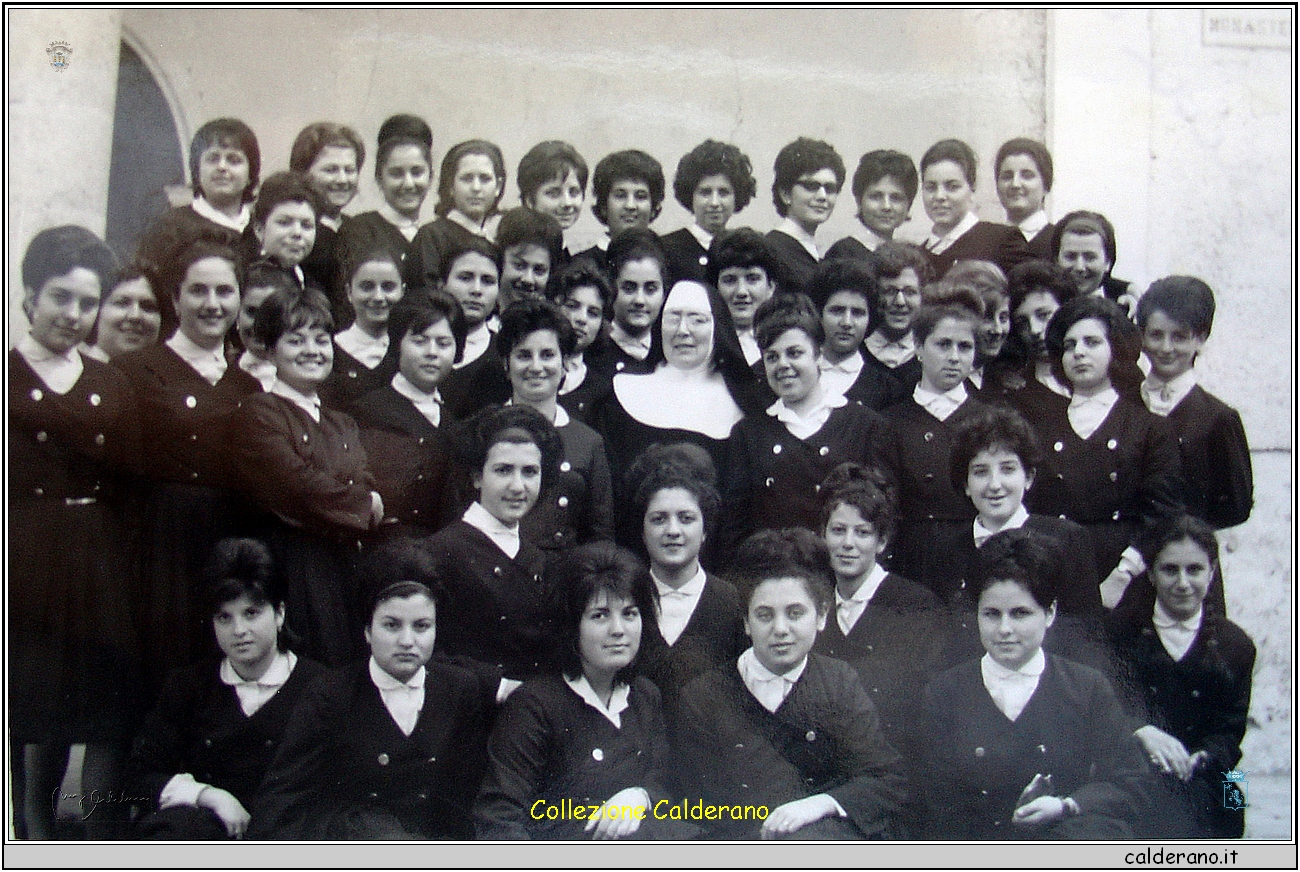 Le studentesse del De Pino sotto il Cappellone del Monastero con Suor Maria Margherita Bagiella 1963.JPG