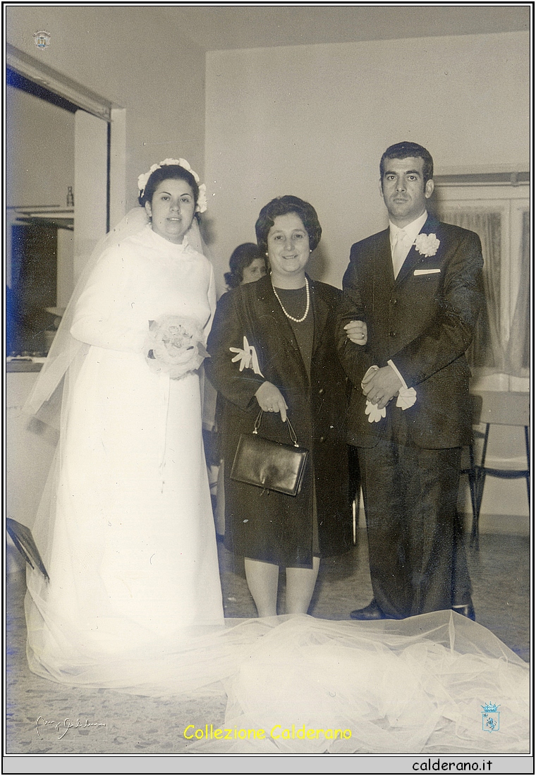 Sposi Dora Avigliano e Mimmo Maiorana con Mafalda Salvato.jpg