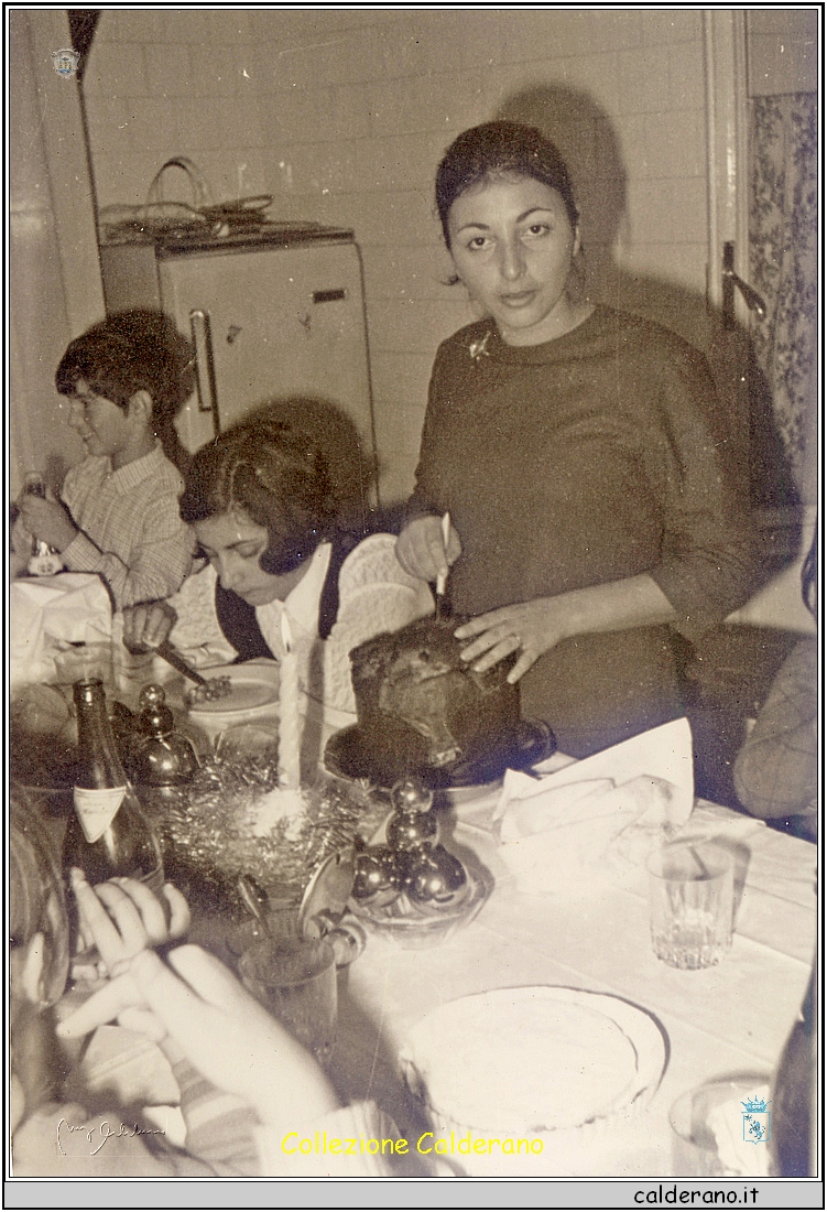 Feluccio, Gina e Maria con il panettone di Natale 1970.jpg