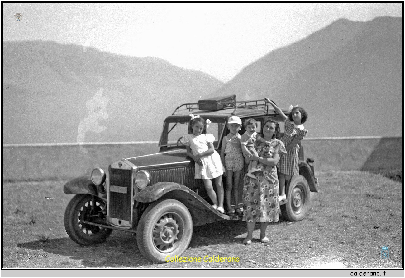 La Famiglia Maestri con la Balilla nel piazzale del Castello.jpg