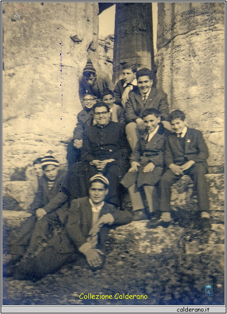 Padre Cerracchio a Paestum con i ragazzi dell'Azione Cattolica.jpg