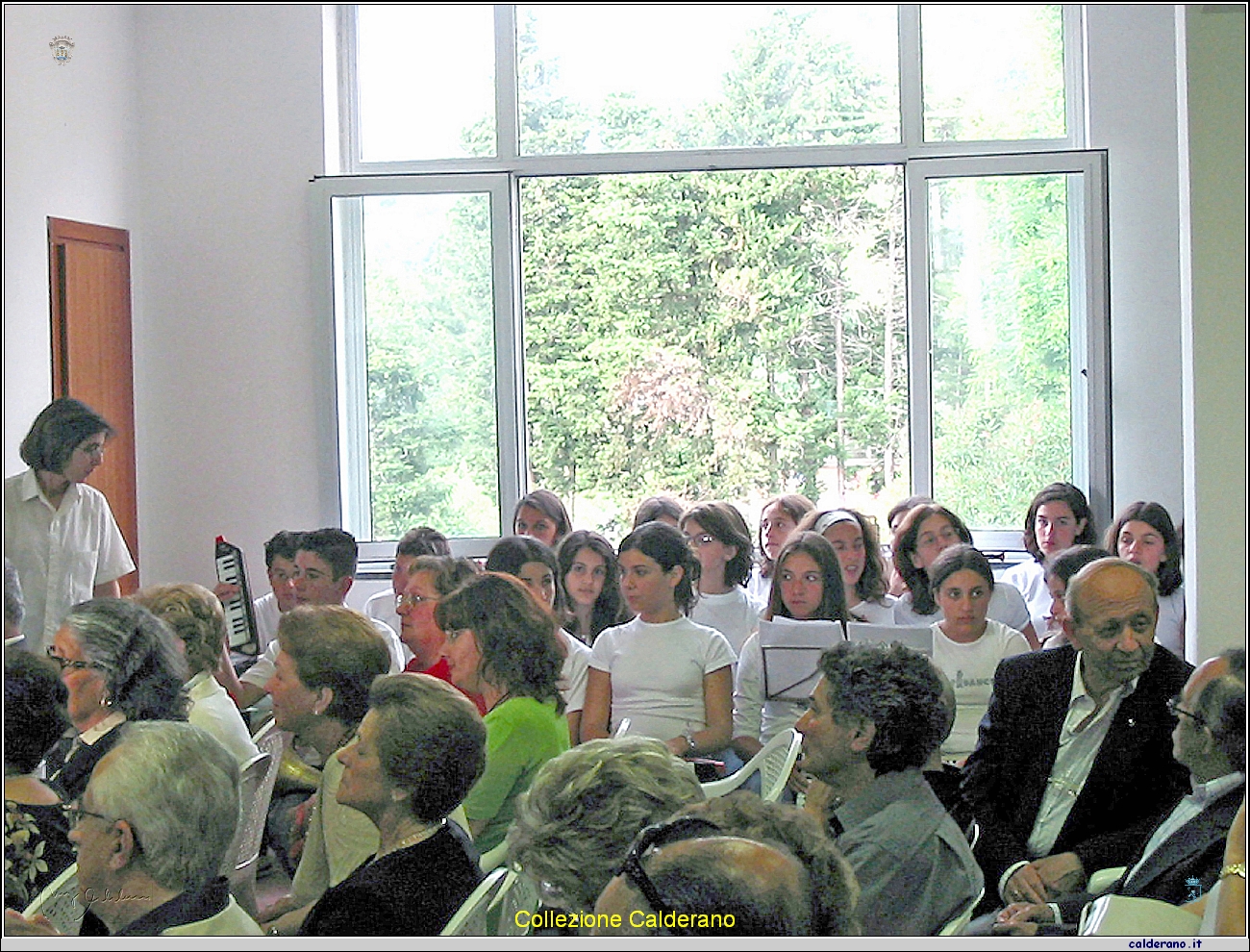 Alunne della Scuola Media cantano in coro.jpg