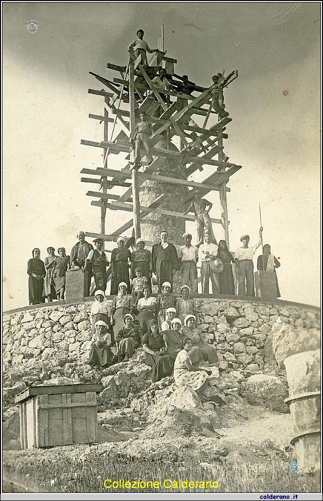 Costruzione della Croce Monumentale sul Sacro Monte a ricordo dei Caduti di tutte le Guerre.jpg