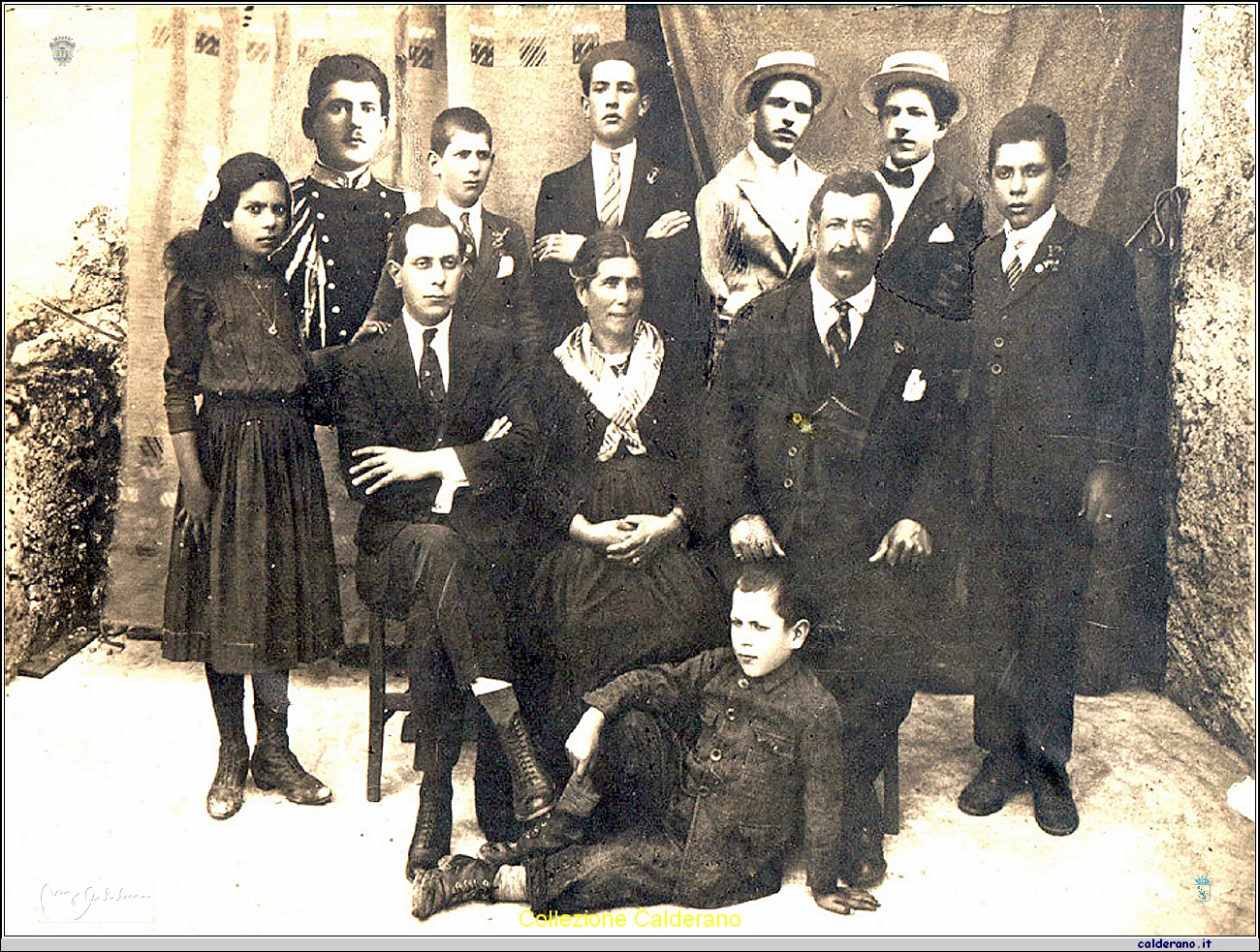 Famiglia di Biagio Calderano - Filomena, Francesco, Pasquale, Giovanni, Giulio, Alberto, Nicola, Luigino, Emilia, Biagio e Peppinello - 1920.jpg