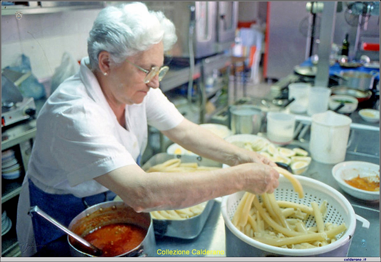 Francesca Mazzeo Avigliano alle prese con gli spaghetti Ziti.jpg