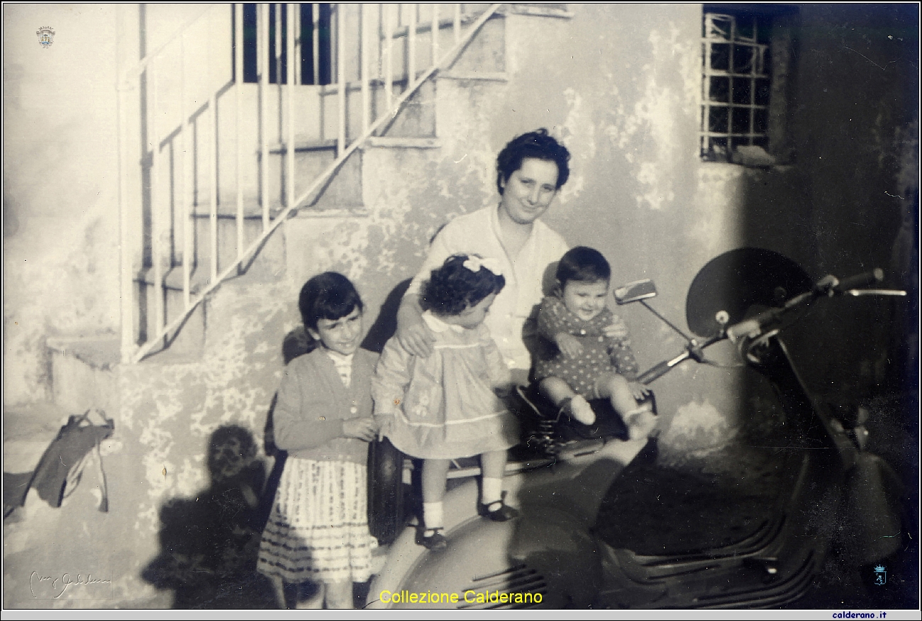 Mafalda Salvato e i bambini sulla vespa.jpg