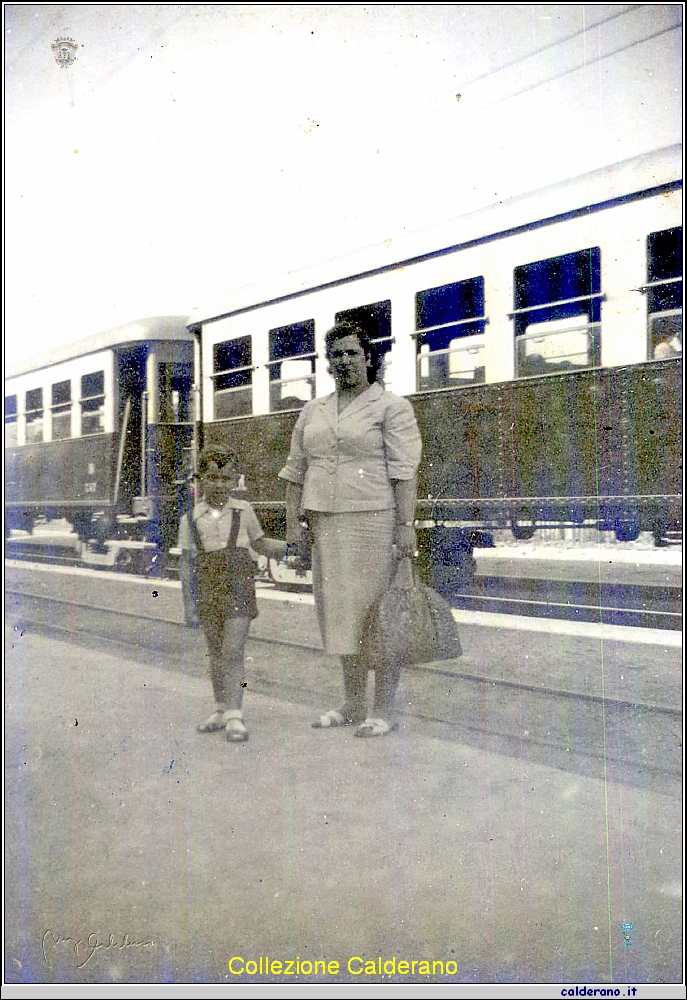 Con mia Mamma appena arrivati alla Stazione di Pompei 1953.jpg