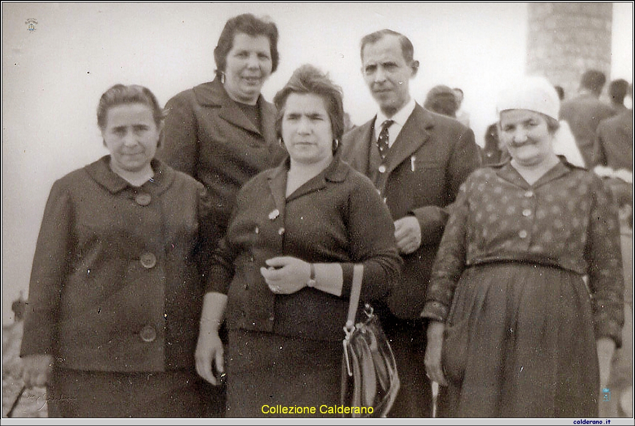 Filomena, Vincenzo, Alfonsina, Giuseppina e Caterina al Castello nel 1963.jpg