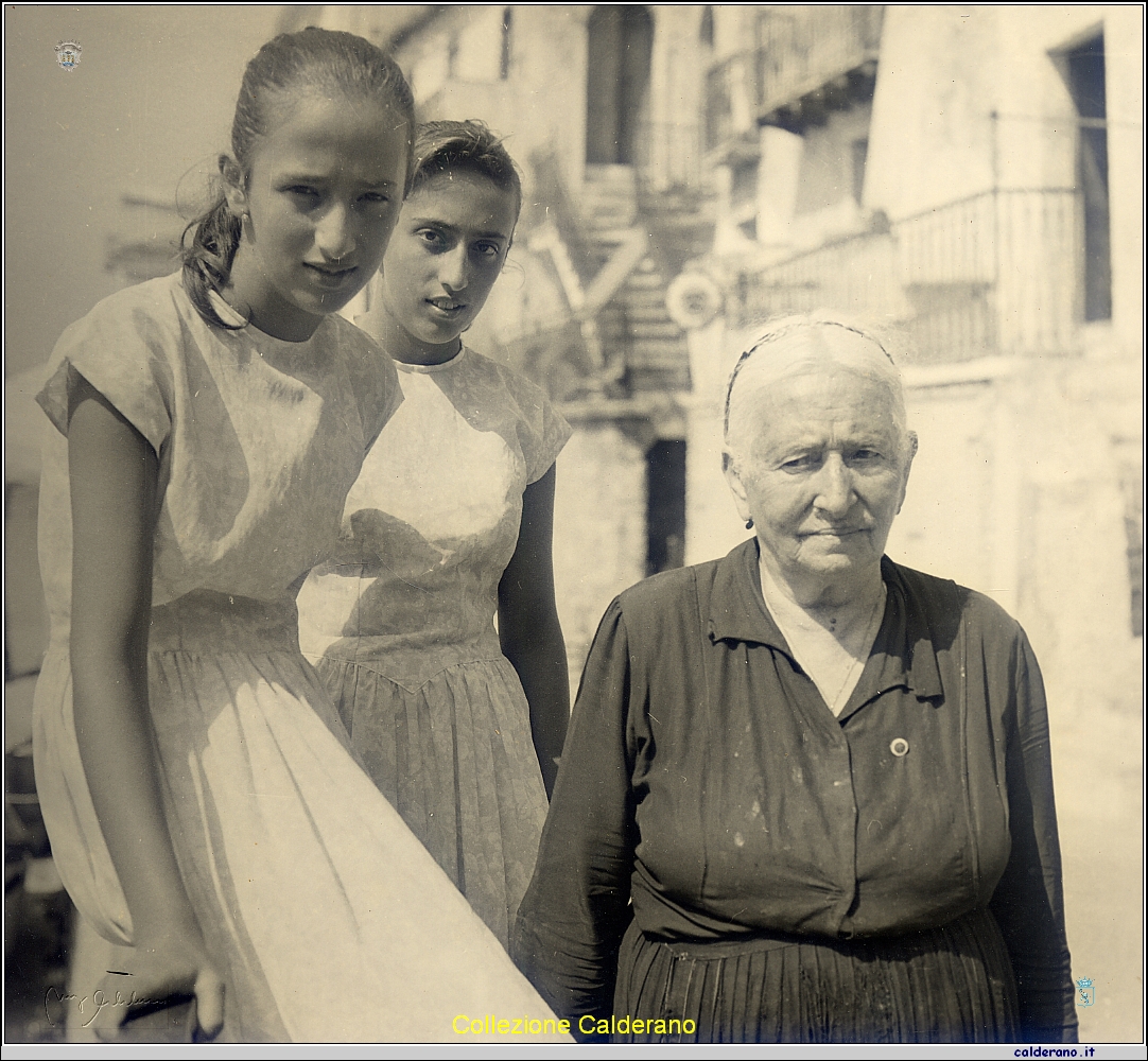 Liliana e Bianca Ramirez con la Nonna Dilaiduccia.jpg