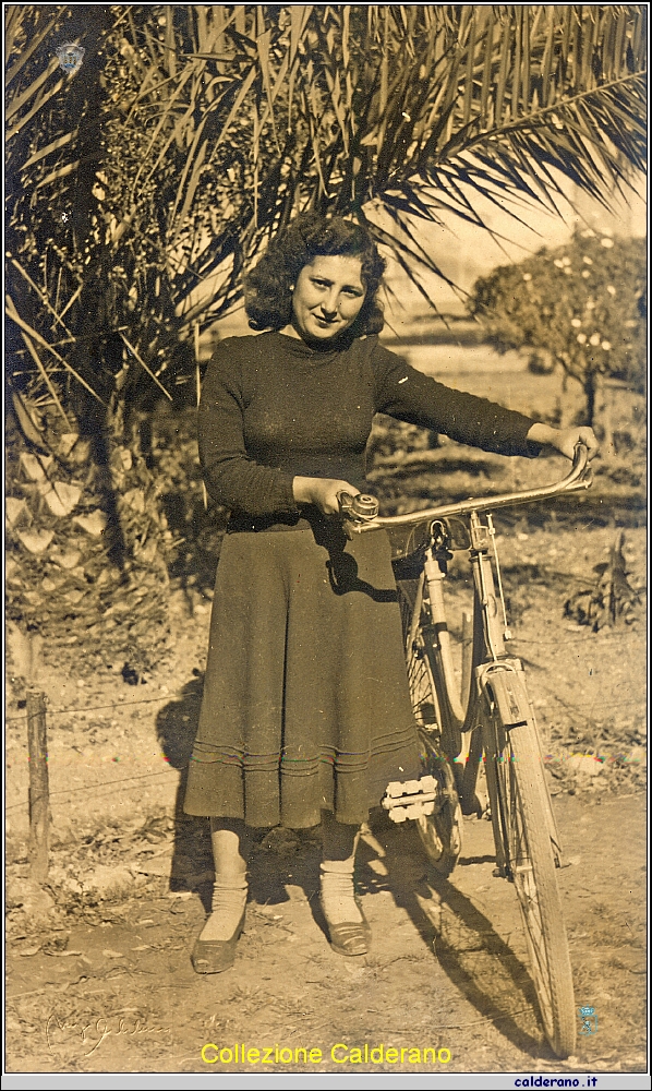 Mafalda Salvato Avigliano con la bici 1953.jpg