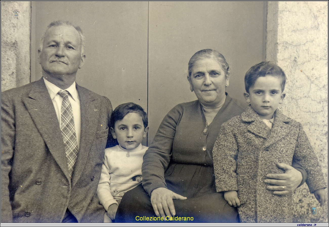 Umberto e Pasqualino con i Nonni Pasquale e Luigina - 20-2-1957.jpg