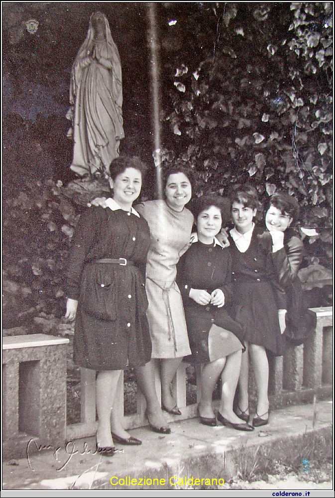 Gilda Quintieri, Maria Papa, Annamaria Candia e Angela Tirone davanti la cappellina del De Pino.JPG