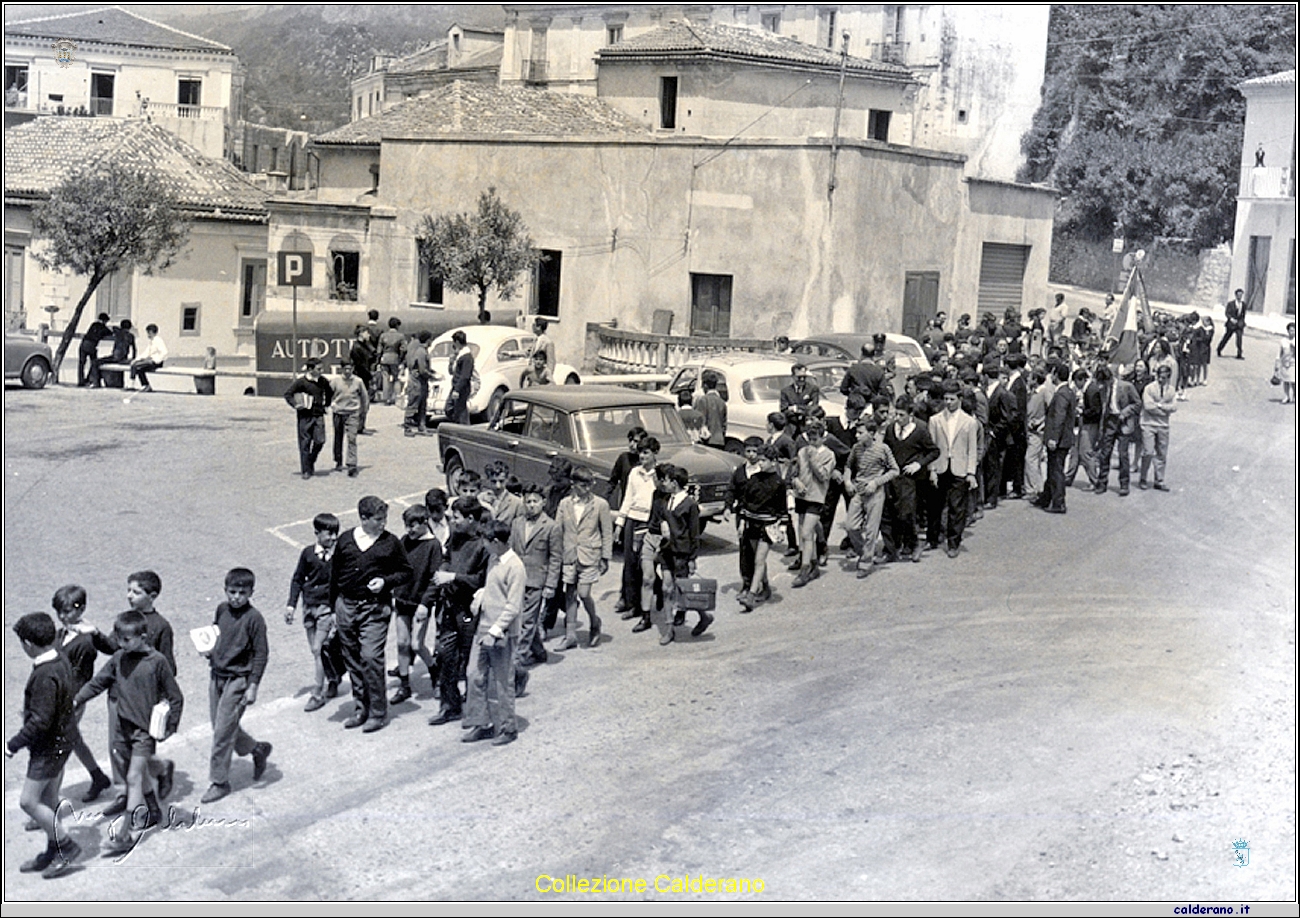 Gli alunni delle scuole medie.jpg