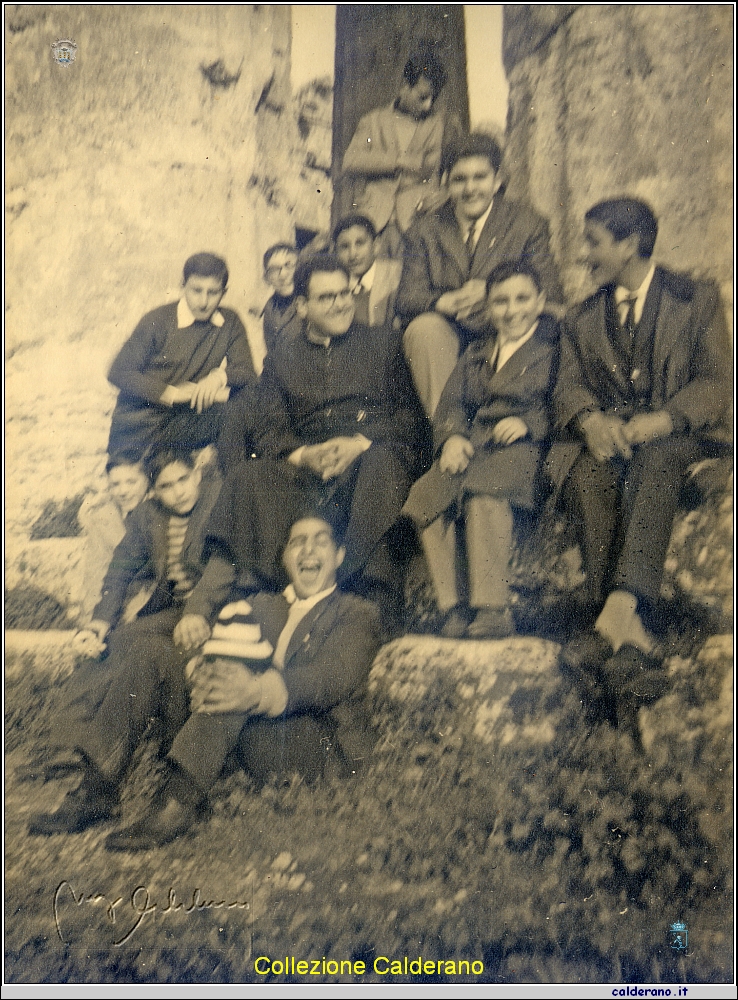 Padre Cerracchio a Paestum con i ragazzi dell'Azione Cattolica.jpg