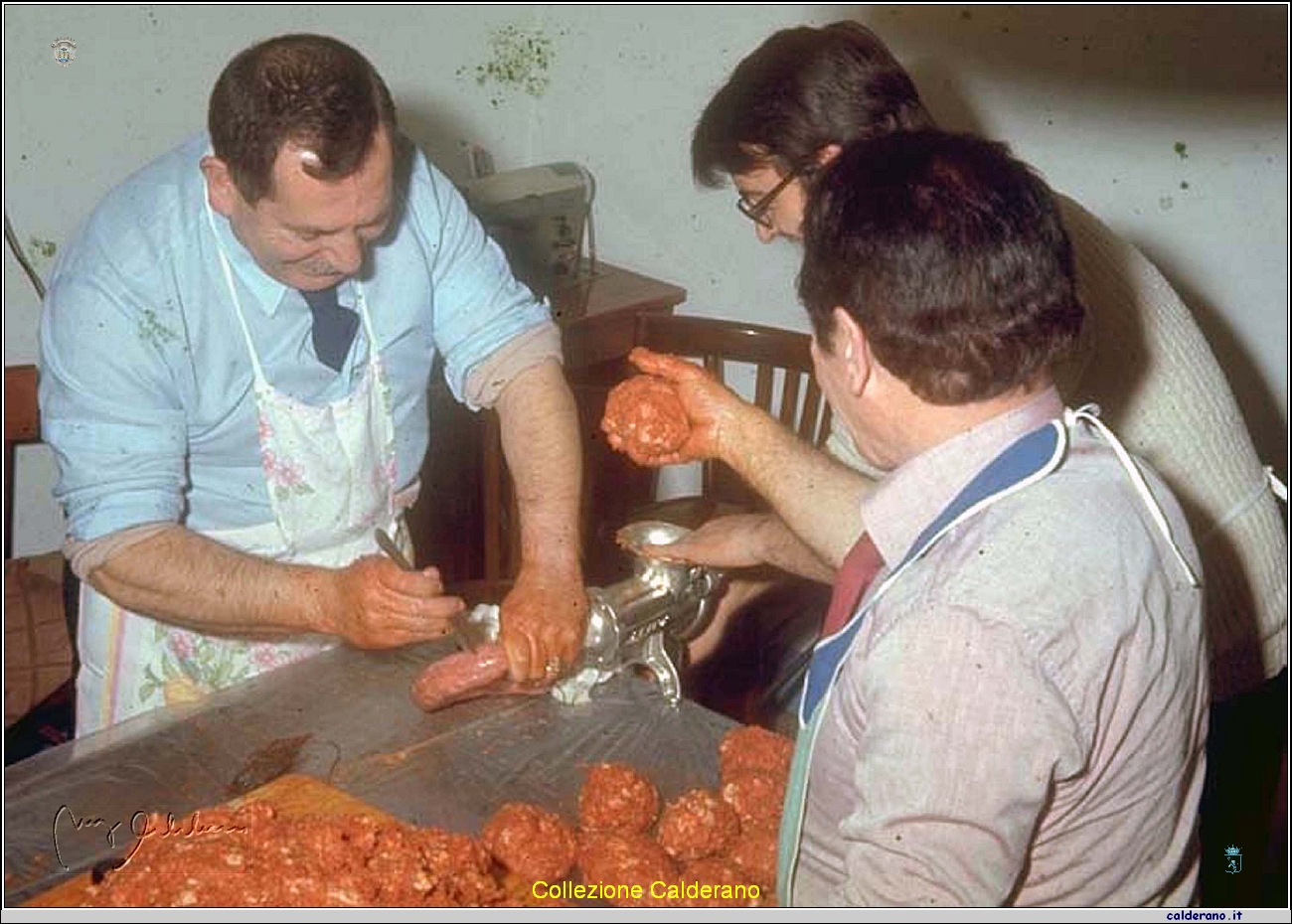 Peppinello, Eugenio e Giglietto preparando i salami.jpg