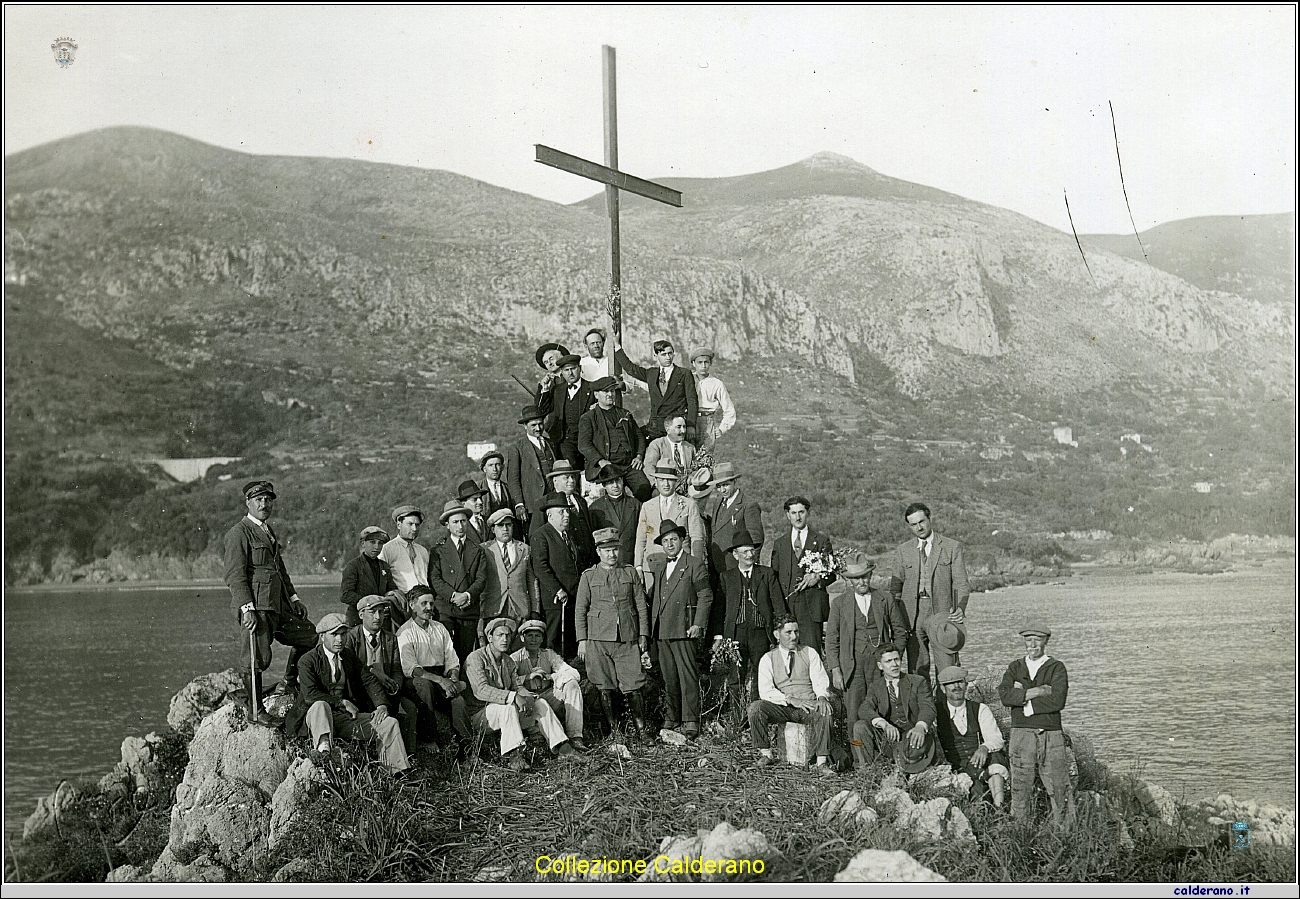 Sull'isola di SantoJanni per la posa della Croce 1932.jpg