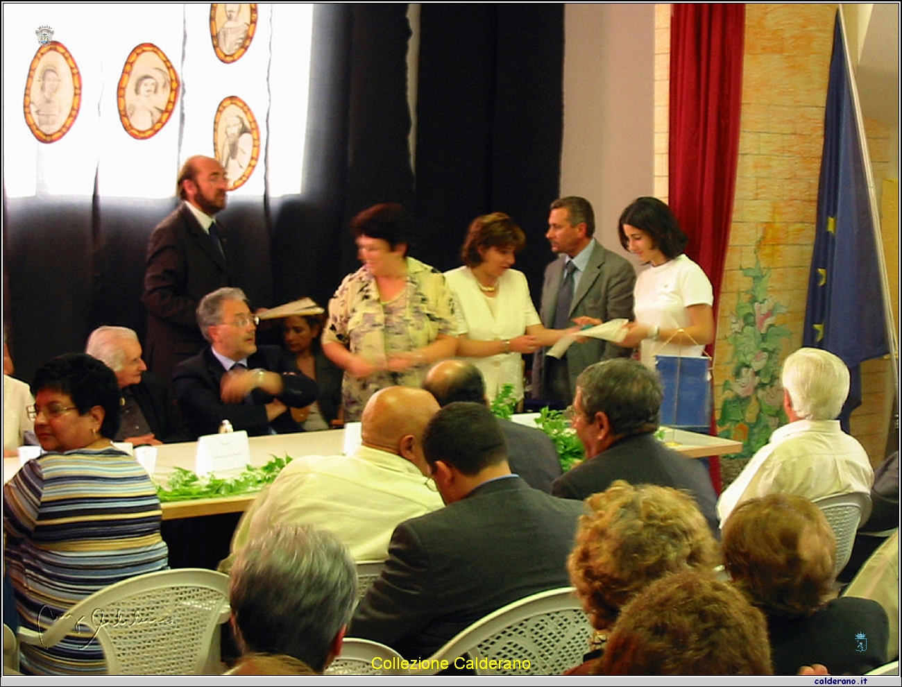 Il Sindaco Giuseppe Schettino con gli Insegnanti della scuola Media.jpg