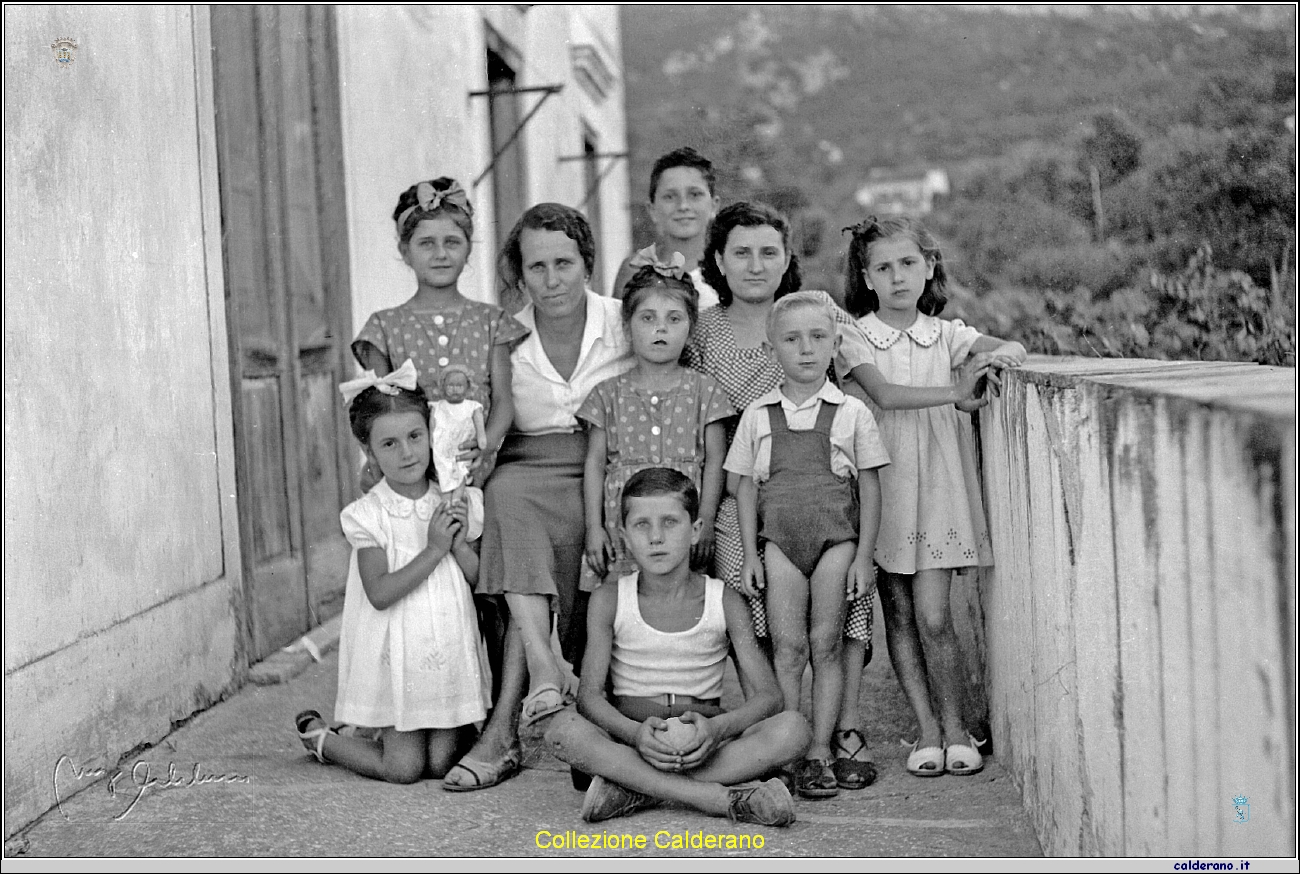 Maria Maestri Santoro e Maria De Biase Maestri e i piccoli.jpg