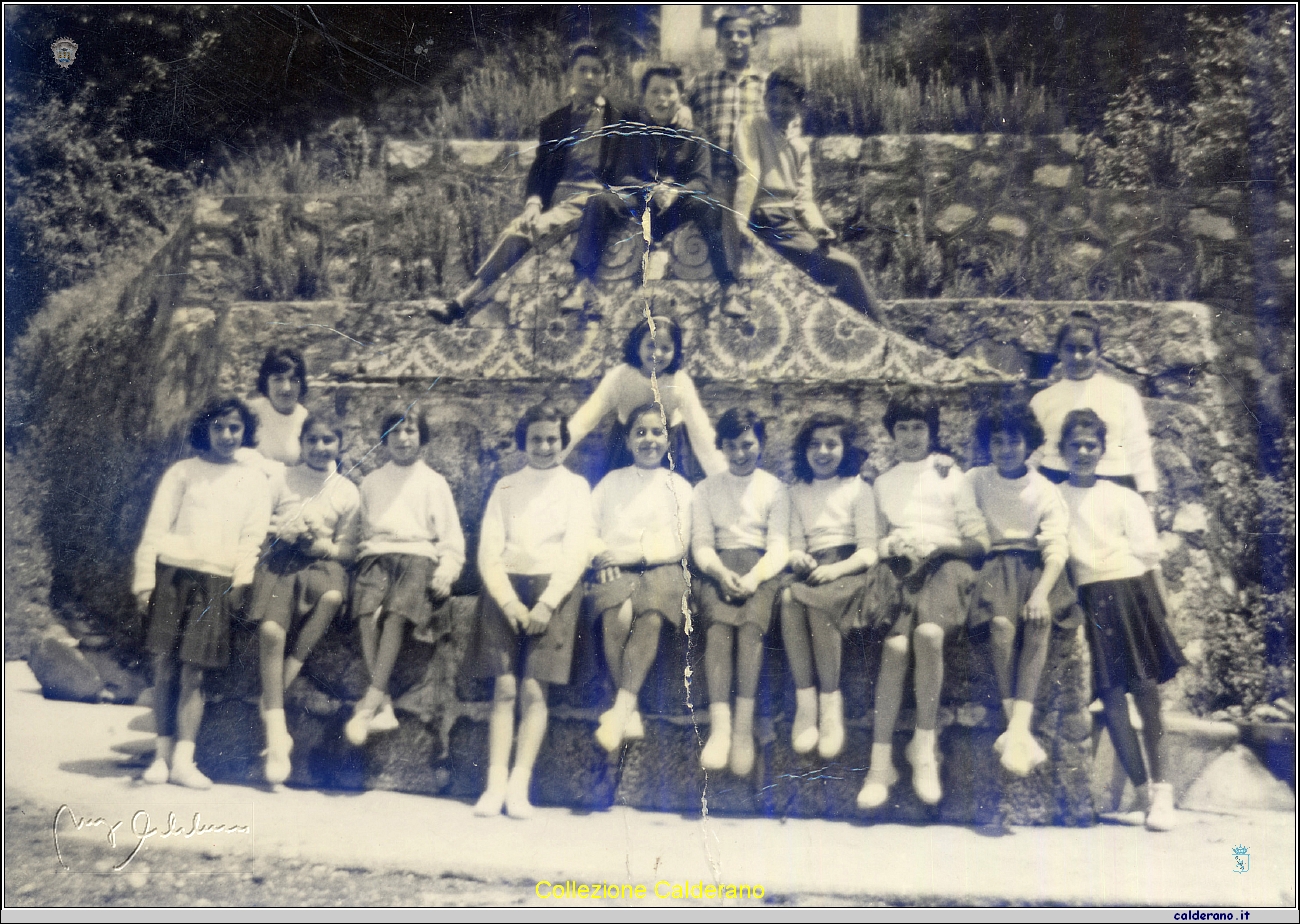 Ragazzi scuole medie alla Fontana Vecchia 1961 08.jpg