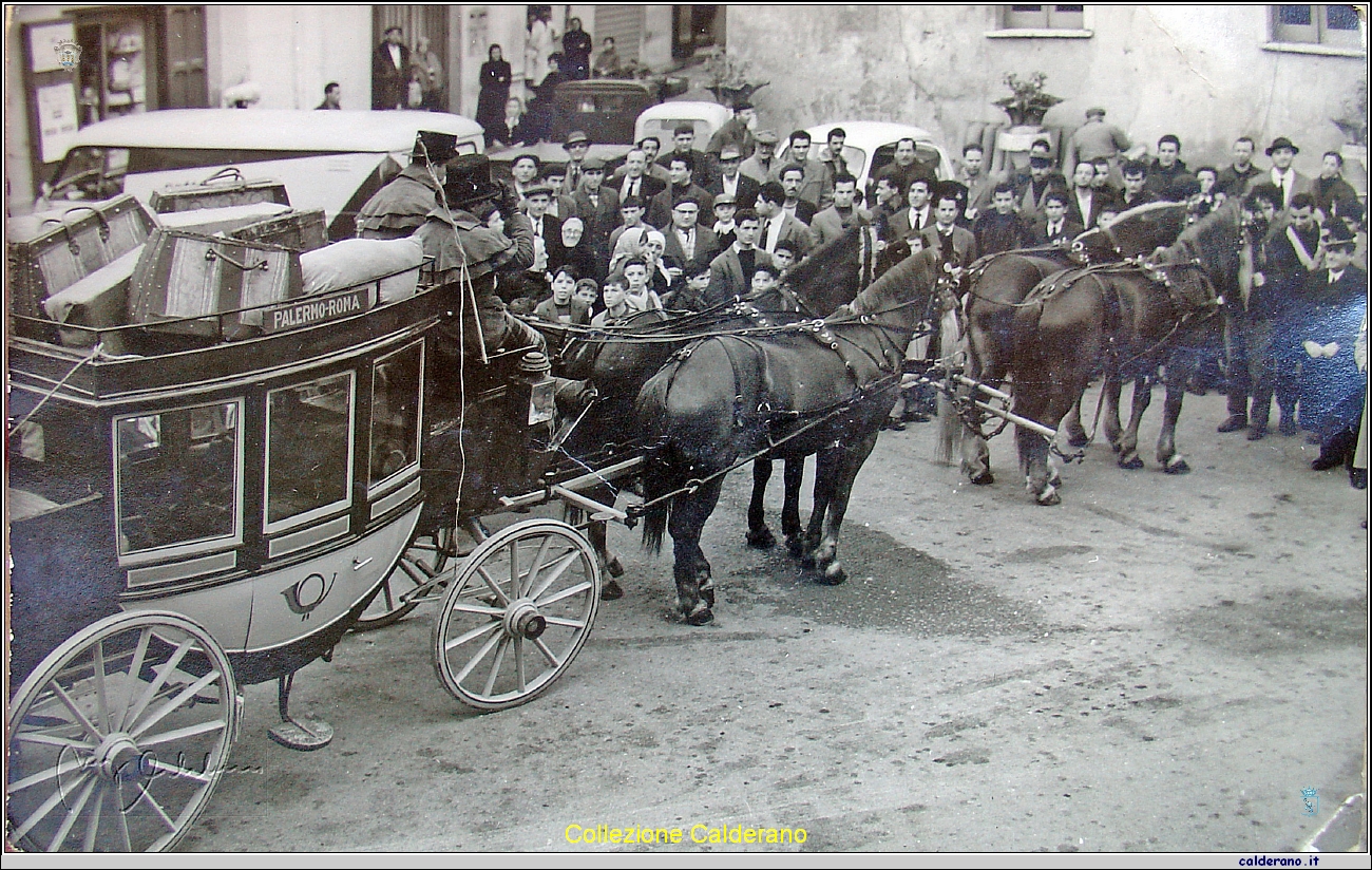 Arrivo della diligenza postale in Piazza Buraglia 1961 in occasione del centenario dell'Unita' d'Italia.JPG