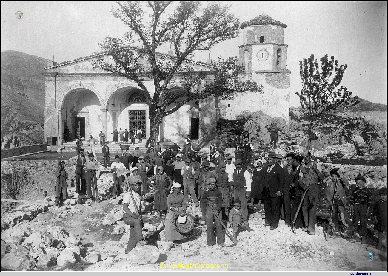 Marateoti VOLONTARI alla costruzione del Piazzale della Basilica 1941 - 1.jpg