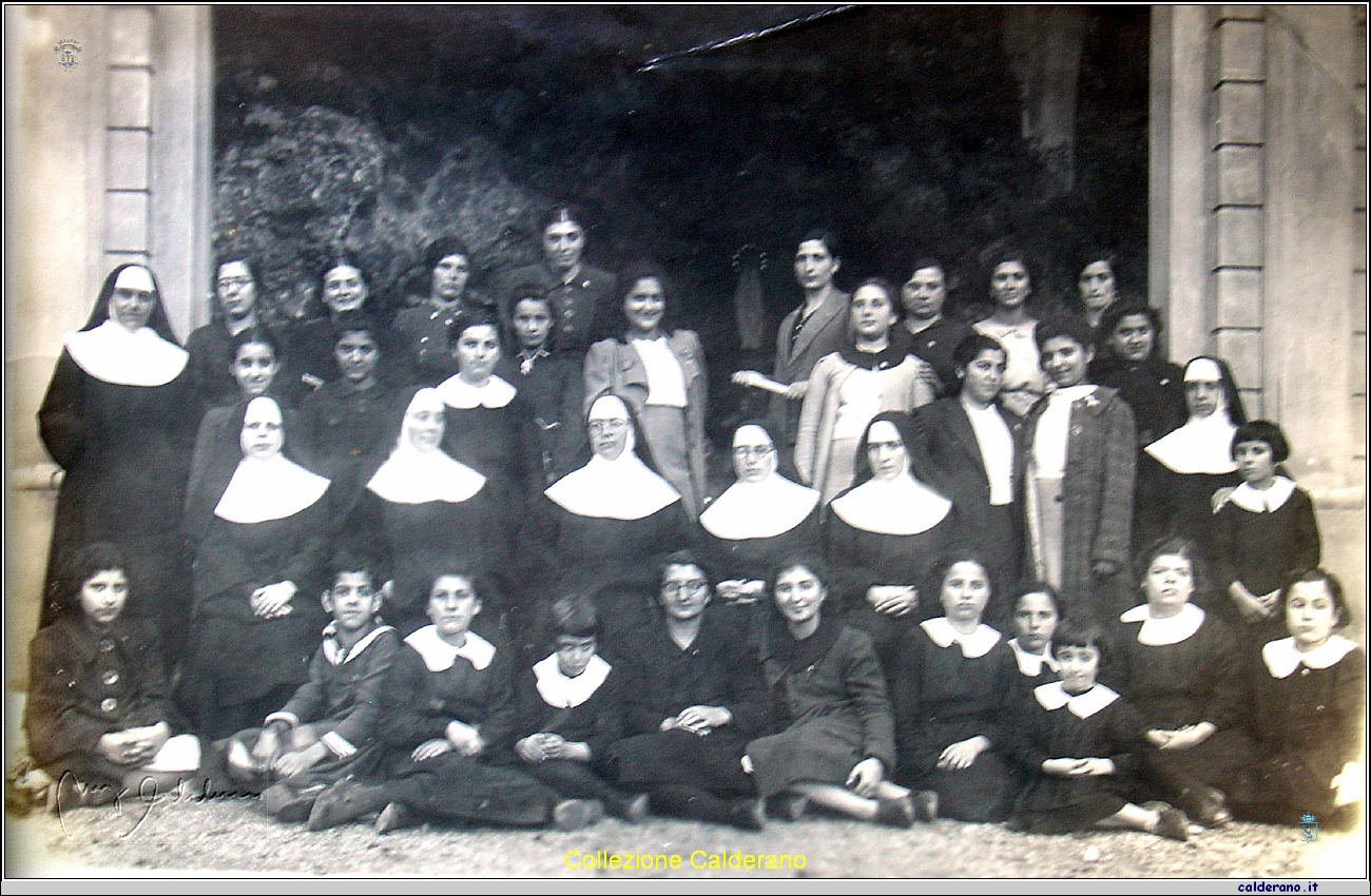 Pie donne alla Cappellina di Lourdes.JPG