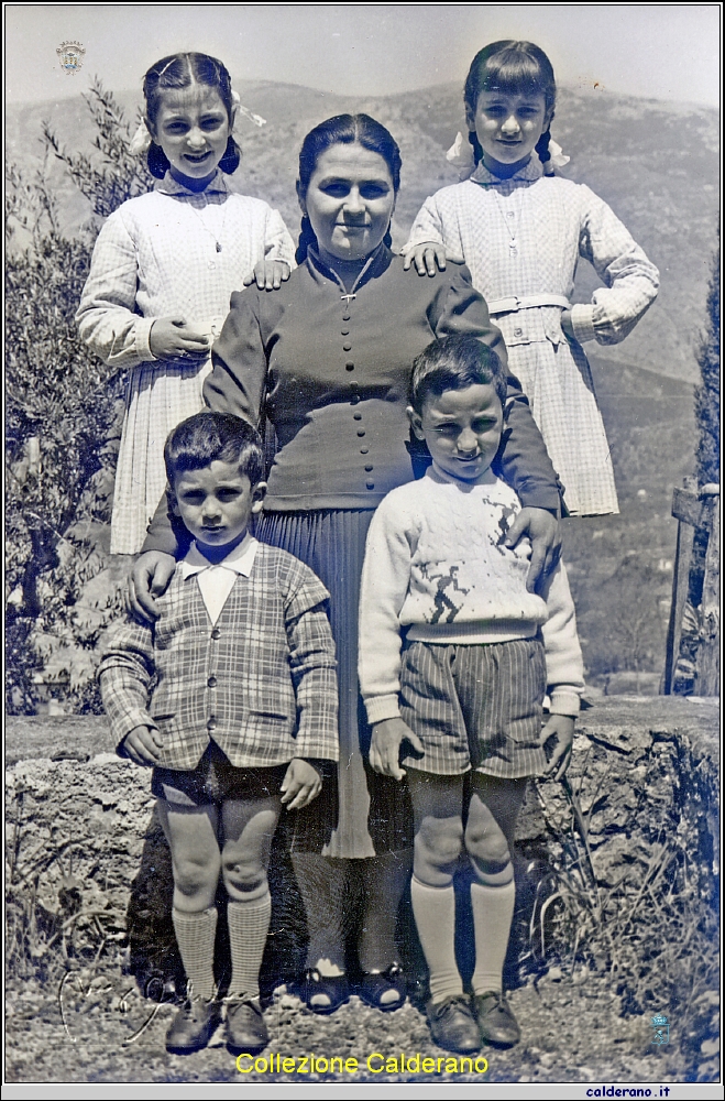 Maria Mazzeo con i nipoti Maria, Gina, Pasqualino e Umberto.jpg