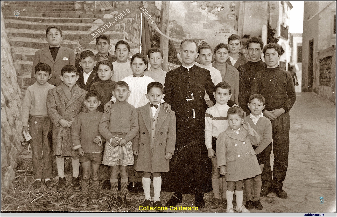 Padre Salerno e la Gioventu' del Porto.jpg