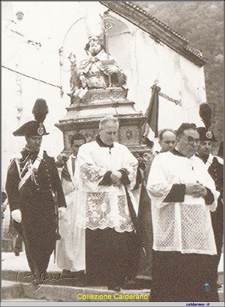 Processione Giovedi' di San Biagio con aPadre Canfora e Padre Bovenzi.jpg